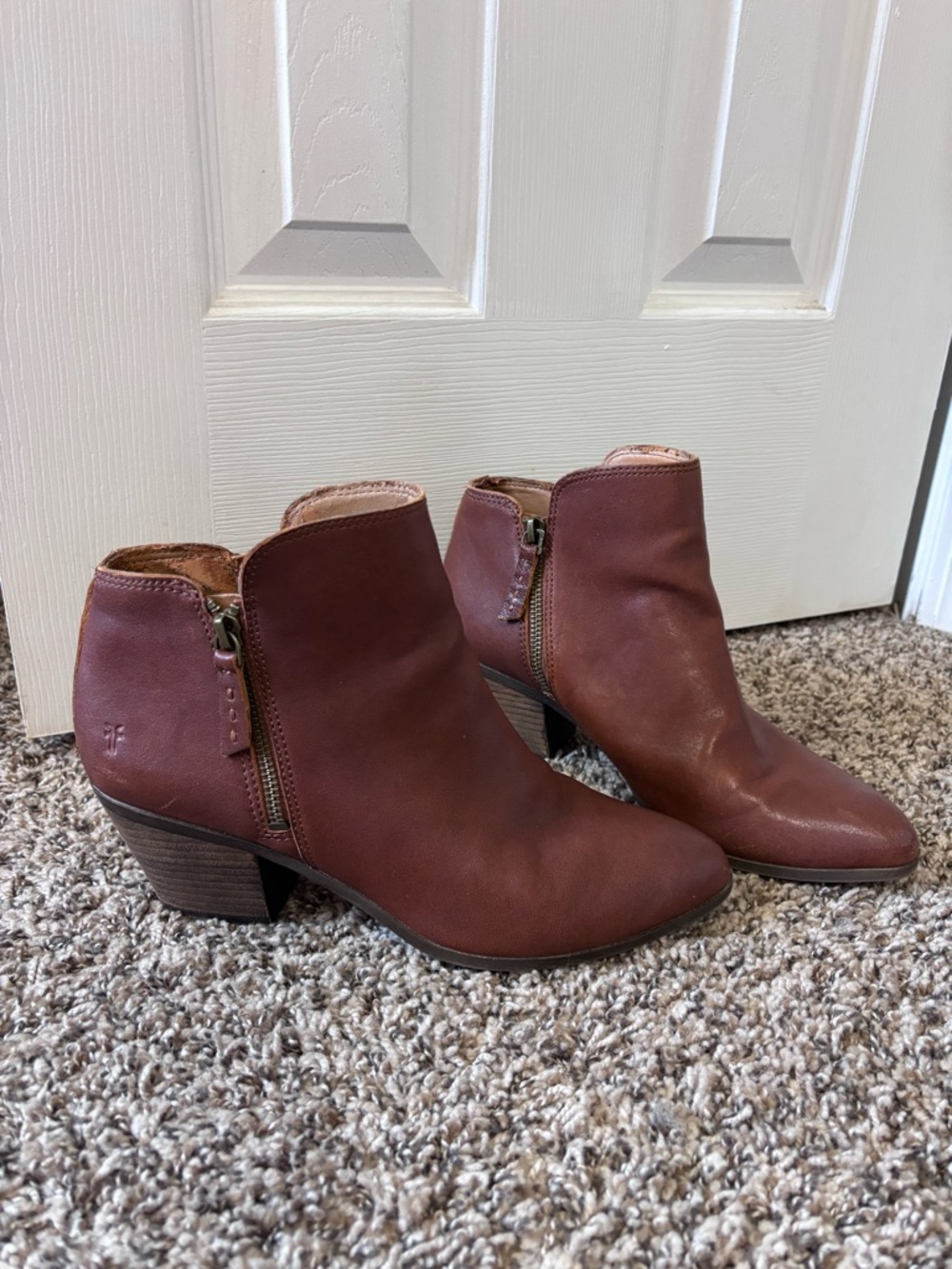 FRYE AND CO. Brown Leather Side-Zip Ankle Booties